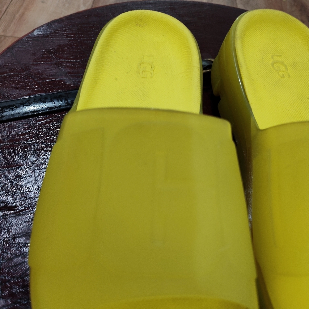 UGGS - Picture 4 of 10